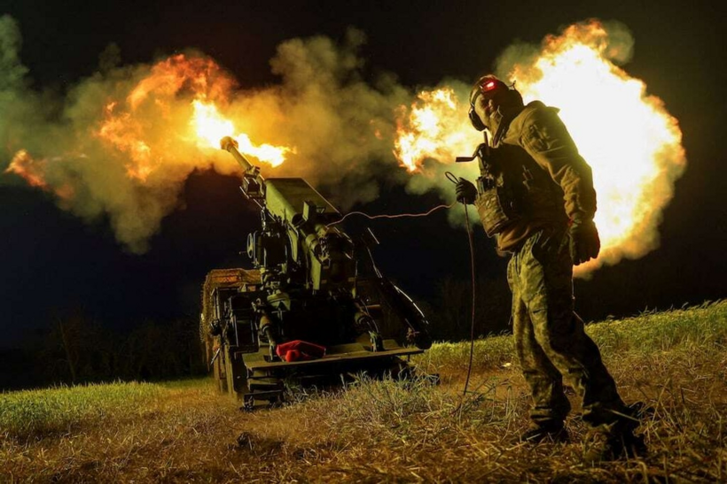 Pháo binh Ukraine khai hỏa về phía mục tiêu Nga (Ảnh: Reuters).