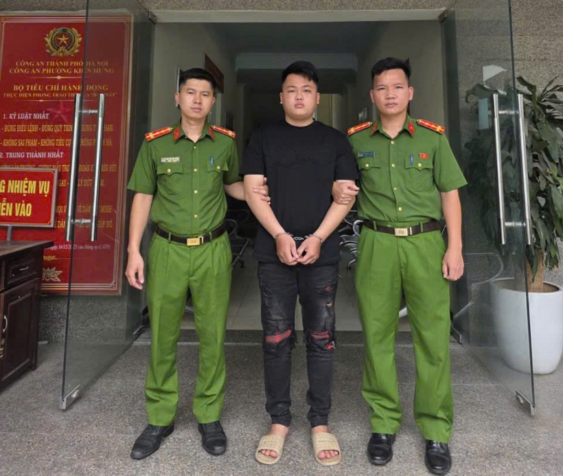 Đối tượng Lê Nhật Đăng tại trụ sở Công an phường Kiến Hưng. (Ảnh: Công an TP.Hà Nội)