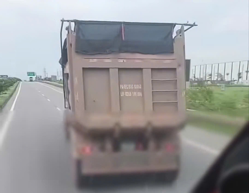Xe đầu kéo đánh võng trên đường được người dân ghi lại. Ảnh: Cục Cảnh sát giao thông.