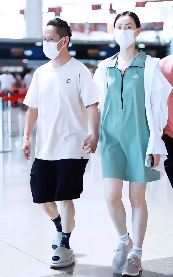 Lương Lạc Thi nắm tay Mã Dục Kha tại sân bay. Ảnh: Weibo