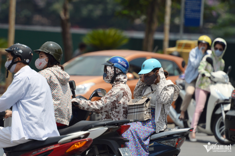 Thời tiết Hà Nội nắng nóng bỏng rát. Ảnh: Nam Khánh.