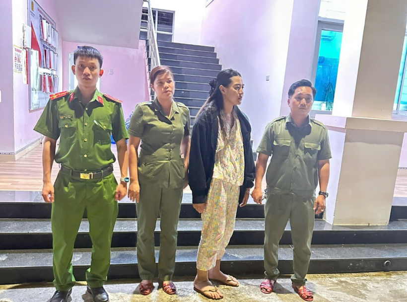 Đối tượng Bùi Phương Hồng  (đối tượng khoác áo màu đen) bị lực lượng công an bắt giữ.