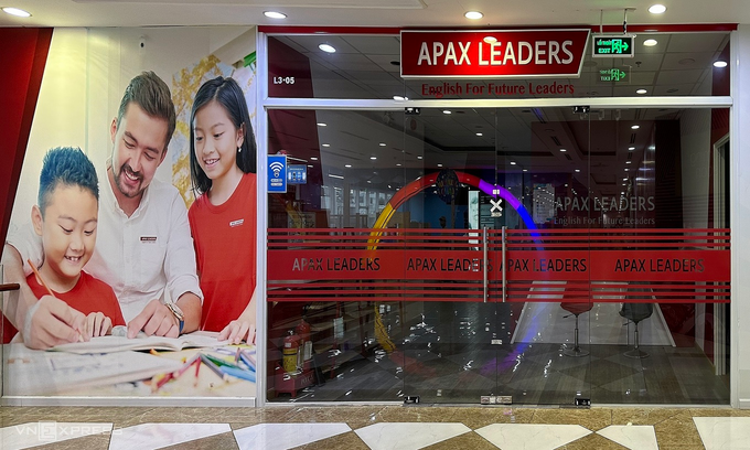 Bên ngoài một trung tâm Anh ngữ Apax Leaders đã đóng cửa tại TP HCM, tháng 10/2024. Ảnh: Tất Đạt.
