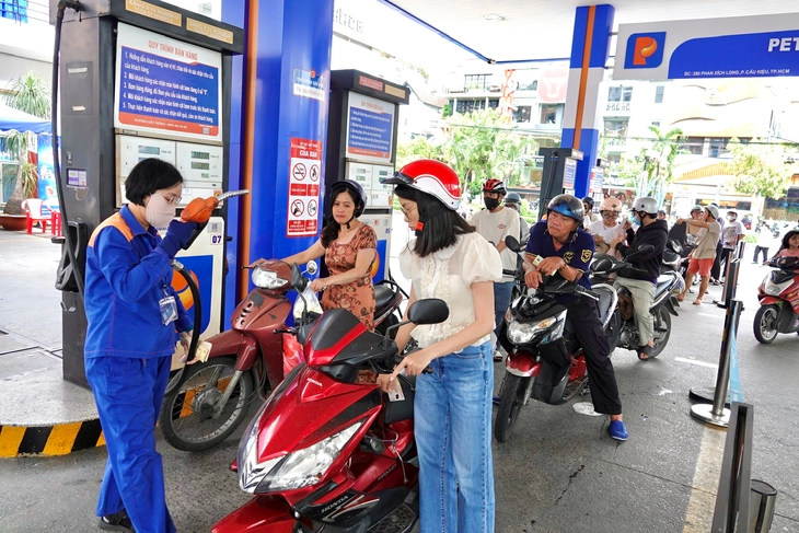 Bộ Tài chính đề xuất tiếp tục áp thuế nhập khẩu ưu đãi 0%, thuế bảo vệ môi trường 0 đồng đối với xăng dầu - Ảnh: T.T.D.