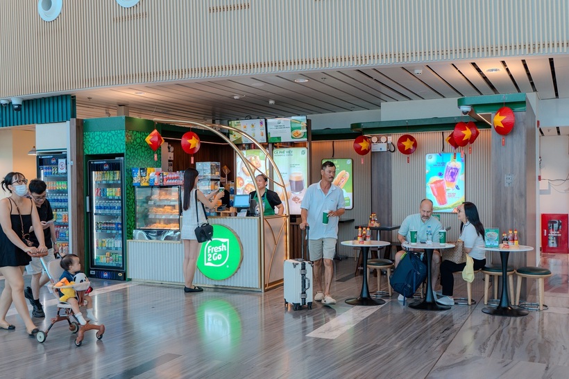 Các quầy Fresh2Go và hệ thống +84 Eatery thổi làn gió mát lành, phá vỡ hoàn toàn định kiến về những menu đồ uống sân bay đơn điệu.