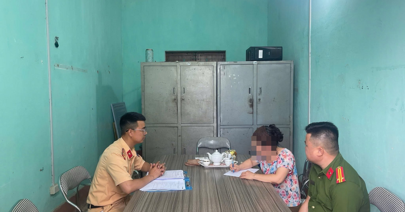 Bà L tại cơ quan công an.