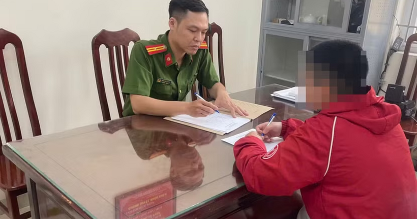 Công an phường Láng mời người liên quan về trụ sở để xác minh, làm rõ. (Ảnh: Linh Nhi)