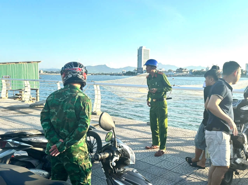 Công an làm nhiệm vụ tại hiện trường. Ảnh: Báo Quảng Trị