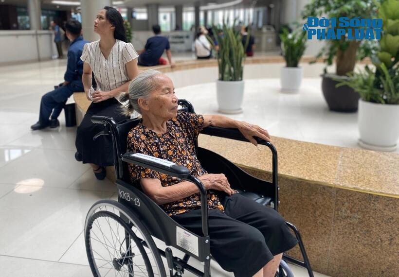 Bà Vũ Thị Tiến tại buổi sáng đầu tiên bệnh viện chính thức hoạt động.