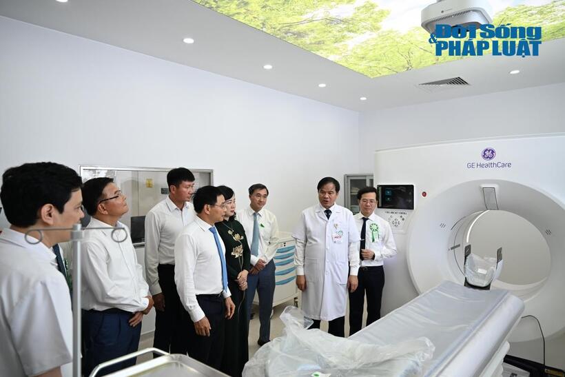 Phó Thủ tướng Chính phủ Nguyễn Văn Thắng cùng lãnh đạo Bộ Y tế, lãnh đạo Bệnh viện Bạch Mai tham quan trang thiết bị, máy móc tại bệnh viện.