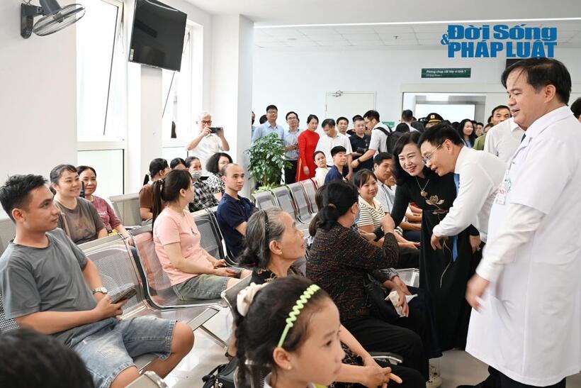 Phó Thủ tướng Chính phủ Nguyễn Văn Thắng cùng lãnh đạo Bộ Y tế, lãnh đạo Bệnh viện Bạch Mai thăm hỏi người dân.