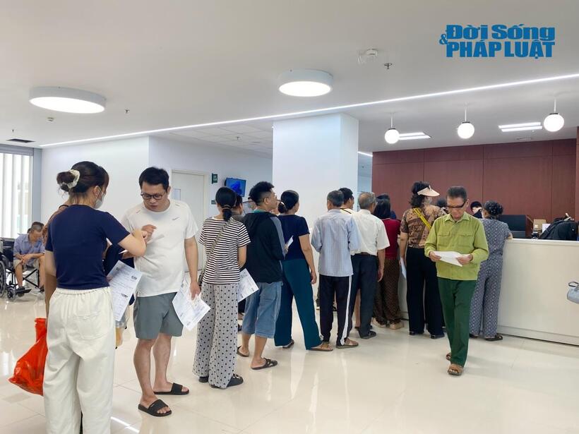Rất đông người dân đã có mặt từ ngay sáng đầu tiên.