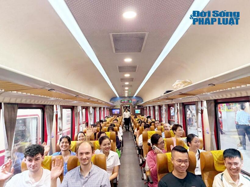 Đôi tàu chuyên dụng chở tri thức y khoa từ Hà Nội tới Ninh Bình.