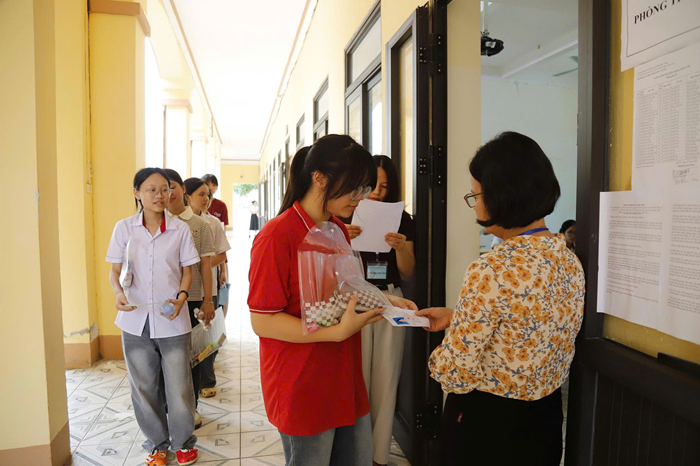 Thí sinh tại Hội đồng thi THPT Hùng Vương. Ảnh: Hạnh Thuý