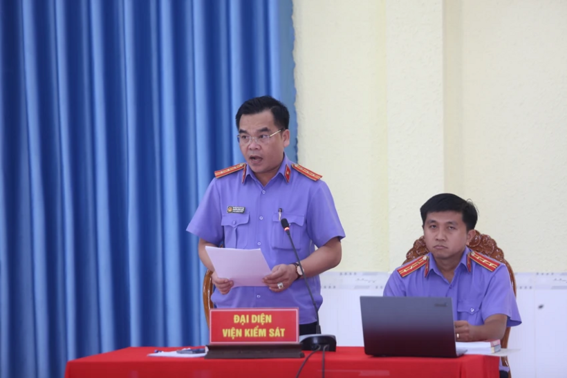Đại diện VKS đọc cáo trạng tại phiên tòa. (Ảnh: Pháp luật TP.HCM)