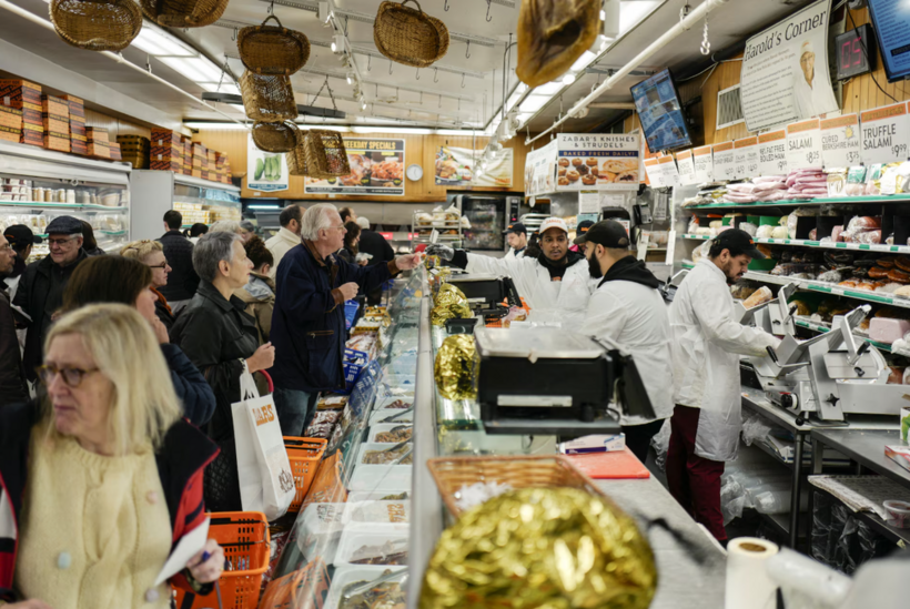 Người dân mua sắm tại một siêu thị ở thành phố New York (Mỹ) tháng 11/2025. Ảnh: Reuters