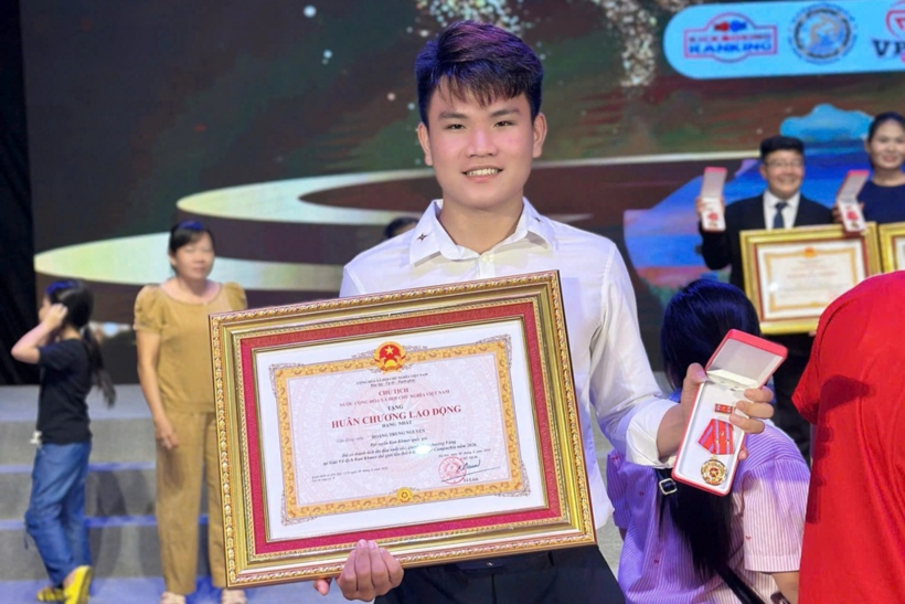 Hoàng Trung Nguyên tại buổi lễ trao Huân chương lao động hạng Nhất (Ảnh: NVCC). / Theo Dân trí.
