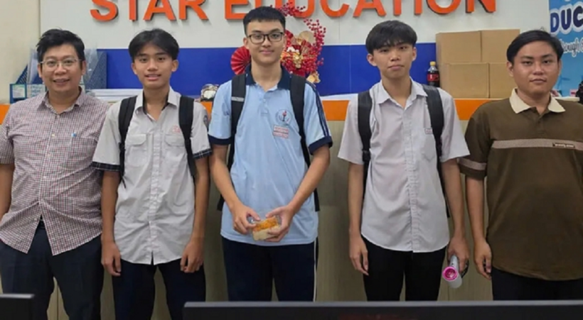 Nhân (thứ 2 từ phải qua), người có tình yêu với toán học. ẢNH: N.T.N/ Theo báo Thanh niên.