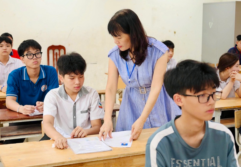Thí sinh làm thủ tục dự thi vào lớp 10 năm 2026. Ảnh: Báo Xây dựng