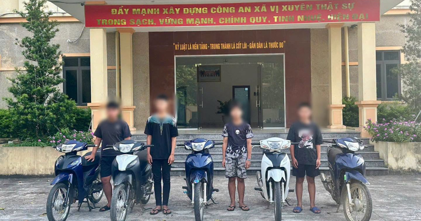 Nhóm thiếu niên tại cơ quan công an. (Ảnh: Công an tỉnh Tuyên Quang)