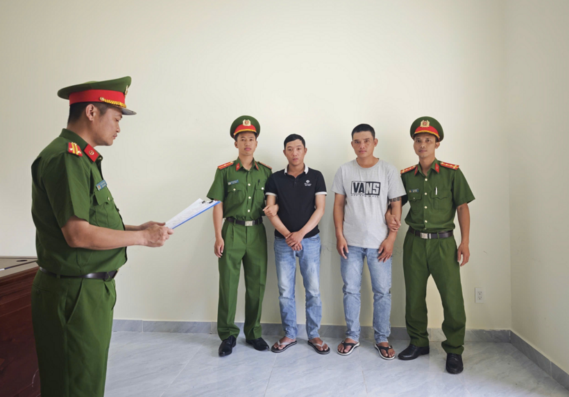 Thông báo các quyết định tố tụng đối với đối tượng Lê Anh Vũ và Lê Thanh Tùng. Ảnh:  Công an tỉnh Lâm Đồng