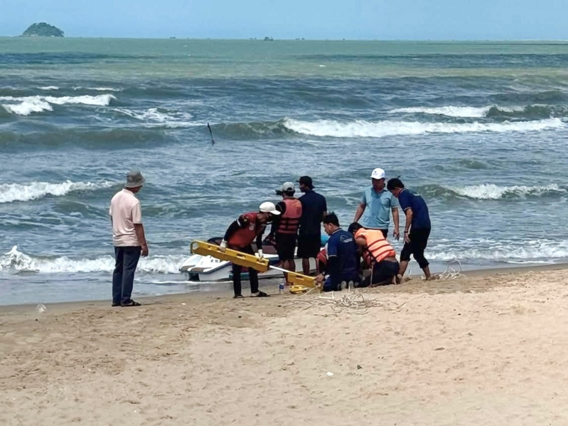 Lực lượng chức năng đưa nạn nhân lên bờ. (Ảnh: Dân trí)