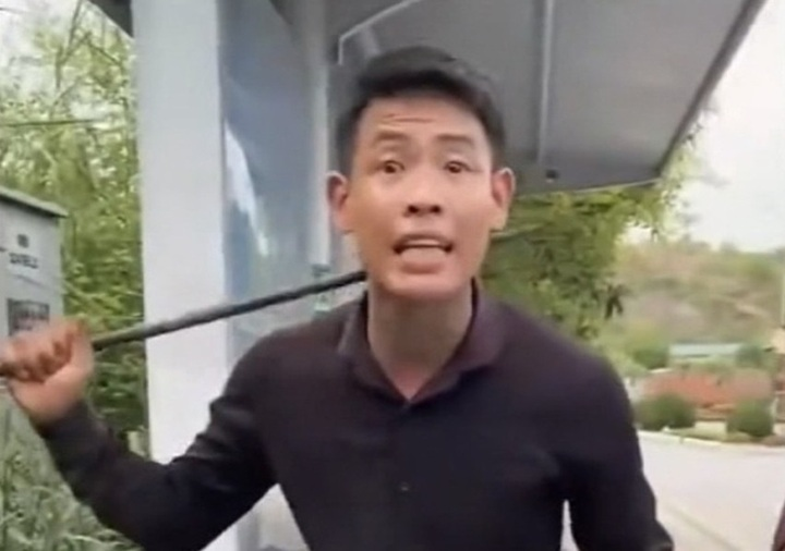 Người đàn ông sau khi cầm ống tuýp đánh người còn có nhiều lời lẽ thách thức. (Ảnh cắt từ clip).
