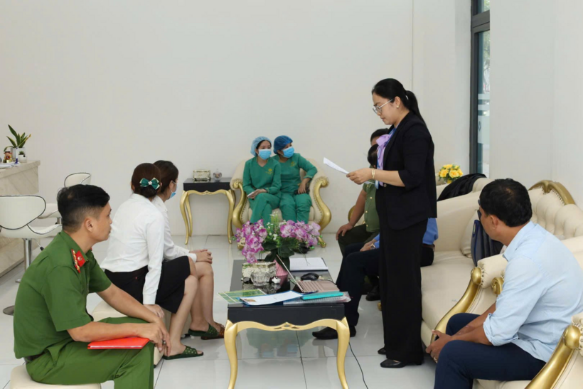 Đoàn kiểm tra công bố quyết định kiểm tra đối với Nha khoa quốc tế Tuệ Minh, phường Long Mỹ, TP Cần Thơ. Ảnh: Công an TP Cần Thơ. Theo VietNamNet.