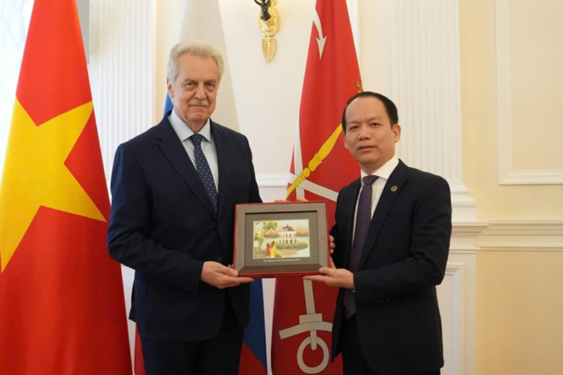 Bộ trưởng Tư pháp Hoàng Thanh Tùng tặng quà lưu niệm tới Chủ tịch Ủy ban Đối ngoại thành phố Saint Petersburg Evgeny Grigoriev.