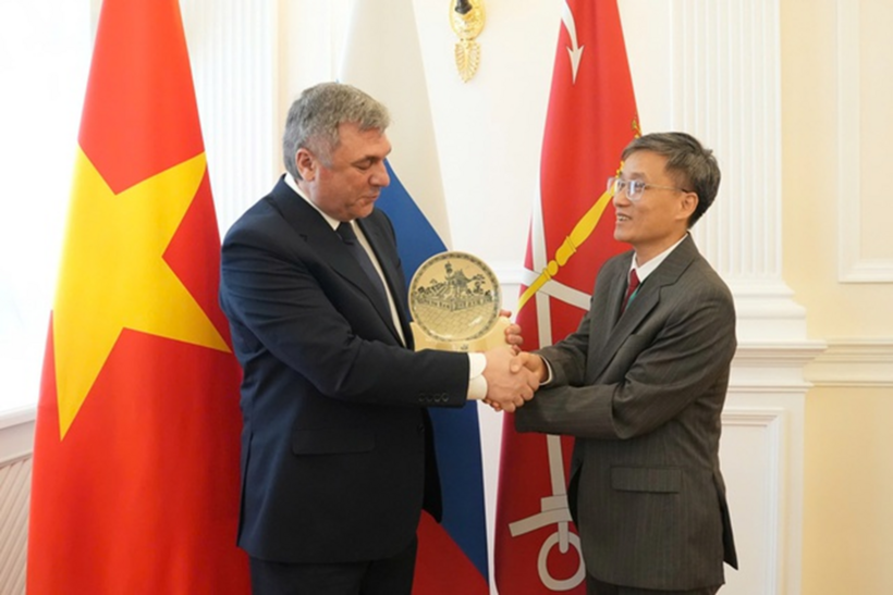 Chủ tịch Hội Luật gia Việt Nam tặng quà lưu niệm cho Phó Chủ tịch Ủy ban Đối ngoại Saint Petersburg Vyacheslav Kalganov.