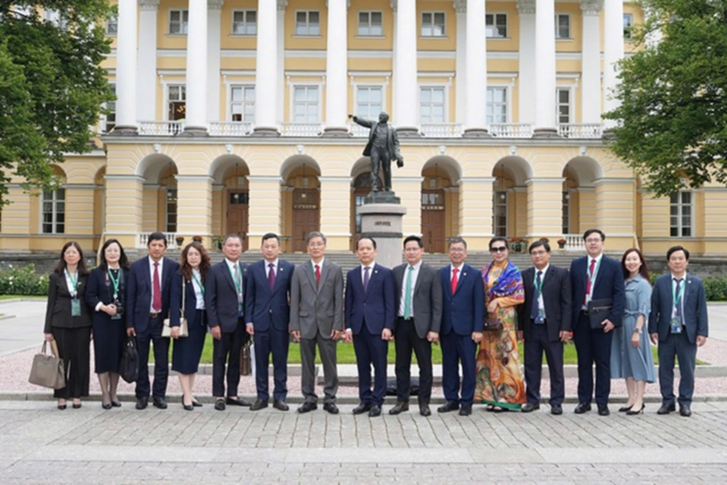 Đoàn công tác của Việt Nam chụp ảnh lưu niệm trước Trụ sở Ủy ban Đối ngoại Saint Petersburg, nơi có tượng đài Lenin.