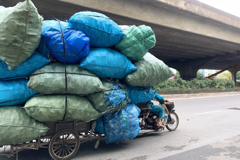 Chở hàng hóa cồng kềnh bị phạt bao nhiêu tiền? (Ảnh minh họa)