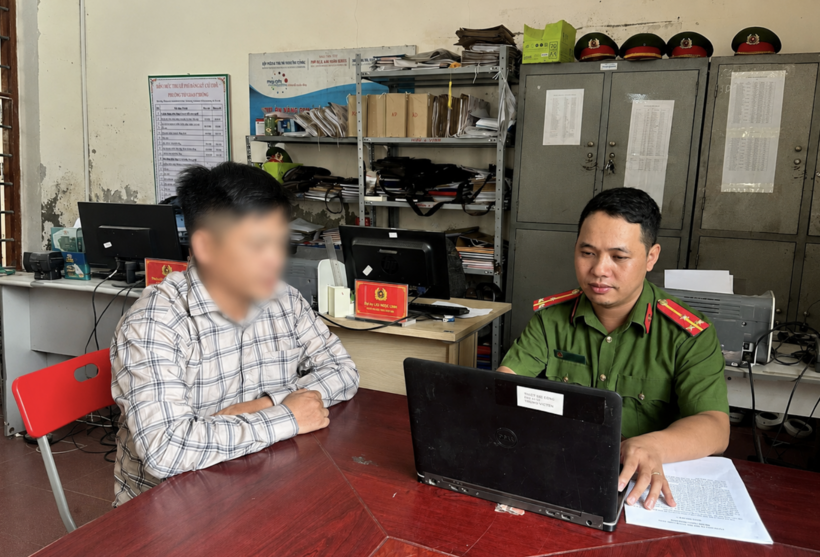 Công an xã Ba Bể làm việc với ông G.V.T. Ảnh CACC