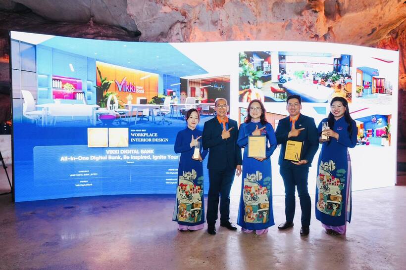 Bà Phan Thị Trâm Anh - Phó Tổng Giám đốc Vikki Digital Bank (Ảnh trên) cùng các đại diện Vikki Digital Bank tại Buổi trao giải