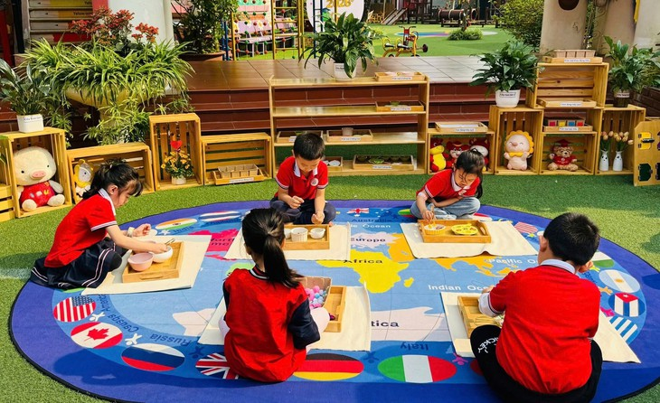 Nhiều giáo viên đưa ra quan điểm ủng hộ mạnh mẽ đề xuất phạt đối với hành vi tổ chức cho trẻ em học trước chương trình lớp 1. Ảnh minh họa
