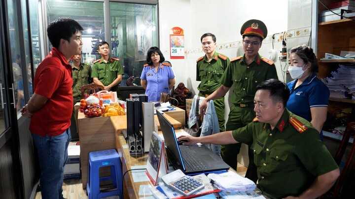 Khám xét nơi làm việc của một trong 4 bị can. Ảnh: VTC News.