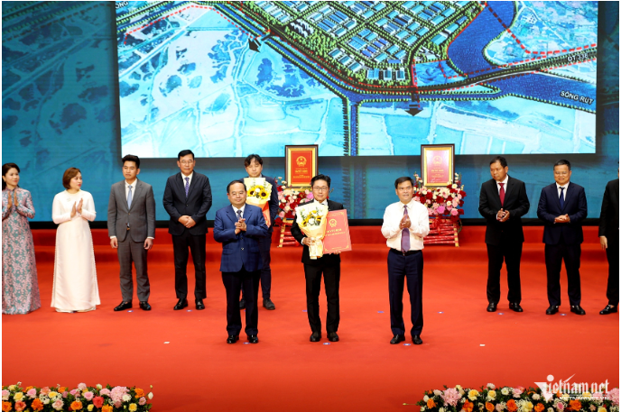 Đại diện các doanh nghiệp nhận quyết định đầu tư, giấy chứng nhận đăng ký đầu tư. Ảnh: Phạm Công