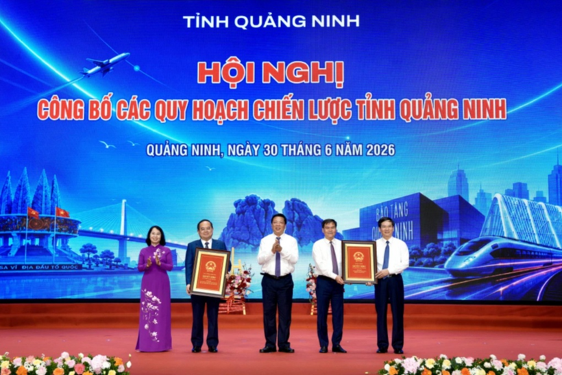 Ông Trần Hồng Minh, Bộ trưởng Bộ Xây dựng, trao Quyết định Quy hoạch chung đô thị Quảng Ninh đến năm 2050, tầm nhìn đến năm 2075; Quyết định công nhận tỉnh Quảng Ninh đạt tiêu chí đô thị loại I cho lãnh đạo tỉnh Quảng Ninh (Ảnh: QMG).