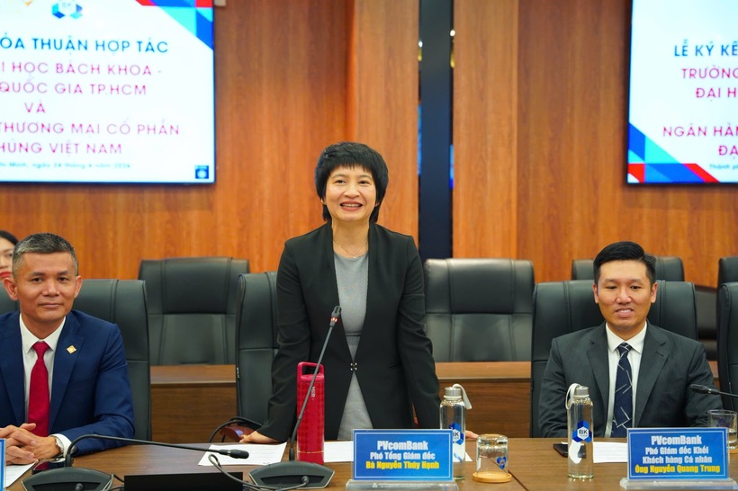 Bà Nguyễn Thuý Hạnh - Phó Tổng Giám đốc PVcomBank cam kết Ngân hàng sẽ đồng hành lâu dài và hiệu quả cùng nhà trường