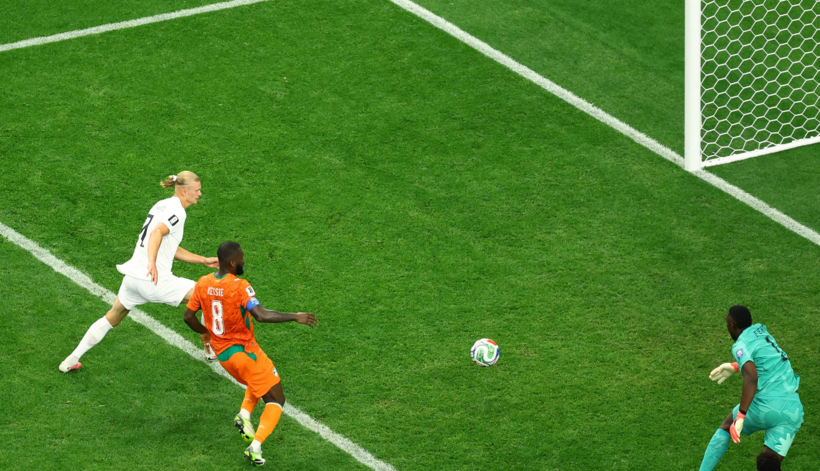 Erling Haaland trong tình huống ghi bàn thắng ấn định thắng lợi 2-1 cho Na Uy trước Bờ Biển Ngà. (Ảnh: REUTERS)