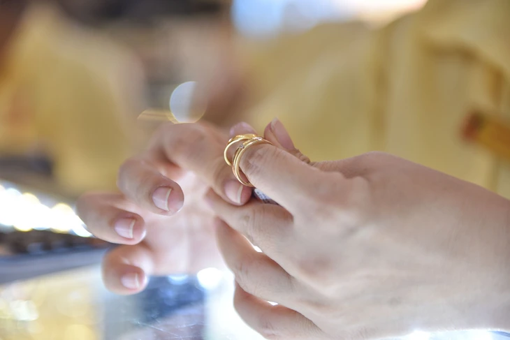 Giá vàng tối nay (1/7): Vàng giảm phiên thứ ba liên tiếp. (Ảnh: Tuổi trẻ)