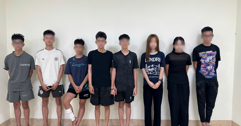 Một số thanh niên trong nhóm 16 đối tượng điều khiển xe máy không gắn biển kiểm soát, không đội mũ bảo hiểm, chạy tốc độ cao. (Ảnh: Công an Hà Nội)