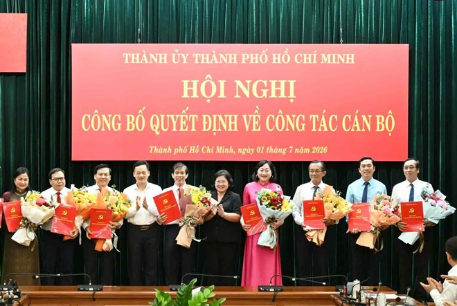 Lãnh đạo TPHCM trao quyết định bổ nhiệm Tổng Biên tập và các Phó Tổng Biên tập Báo Sài Gòn Giải Phóng. Ảnh: Việt Dũng/Lao động
