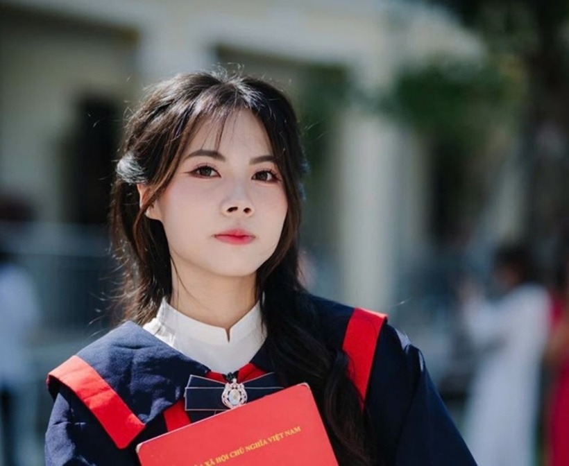 Nữ thủ khoa toàn quốc ở Hải Phòng chưa kịp nhận lời chúc vì đang đi làm thêm. Ảnh: Sở GD&ĐT Hải Phòng
