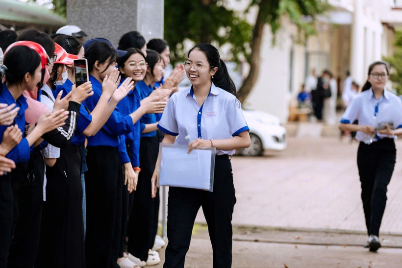 Con gái nhà nông ở Đắk Lắk đạt điểm tuyệt đối 30/30, trở thành thủ khoa khối B00 toàn quốc. Ảnh: NVCC