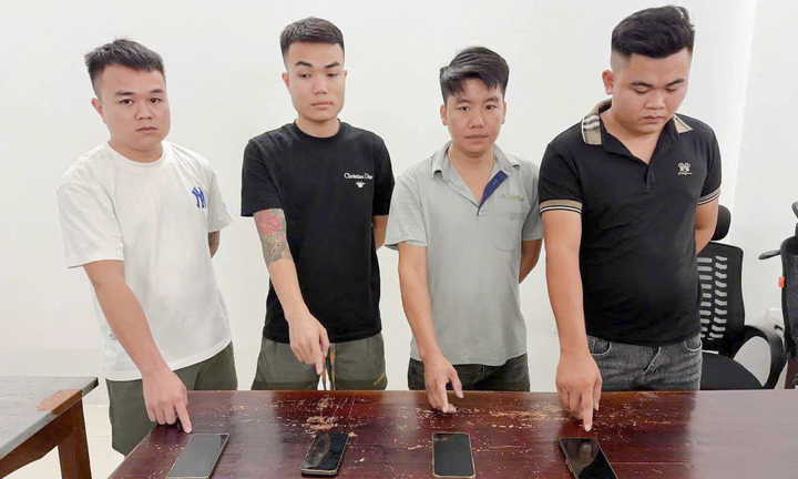 Lê Văn Sơn, Lê Văn Trường, Phạm Văn Cường, Hoàng Văn Điệp (từ trái qua phải) tại cơ quan công an. Ảnh: VTC News