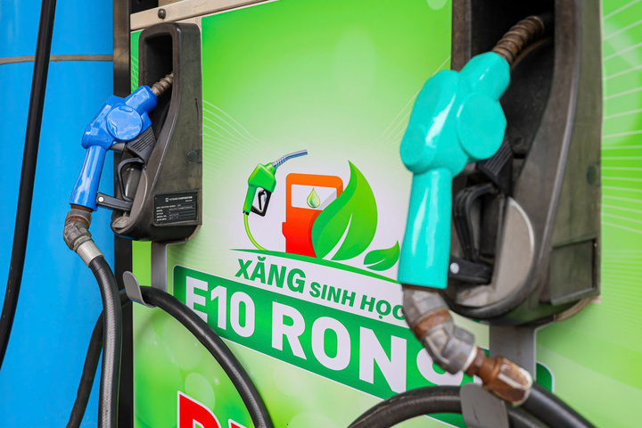 Tổng lượng tiêu thụ xăng sinh học (E5, E10) sau 1 tháng đạt khoảng 850 triệu lít. (Ảnh: Phạm Duy).