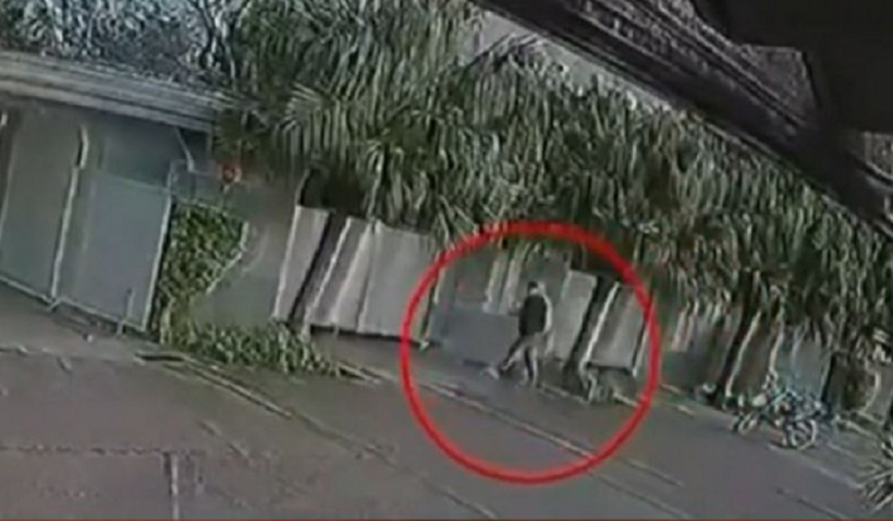 Hình ảnh cắt từ clip cho thấy người đàn ông xuất hiện trước khi hành động gây phẫn nộ.