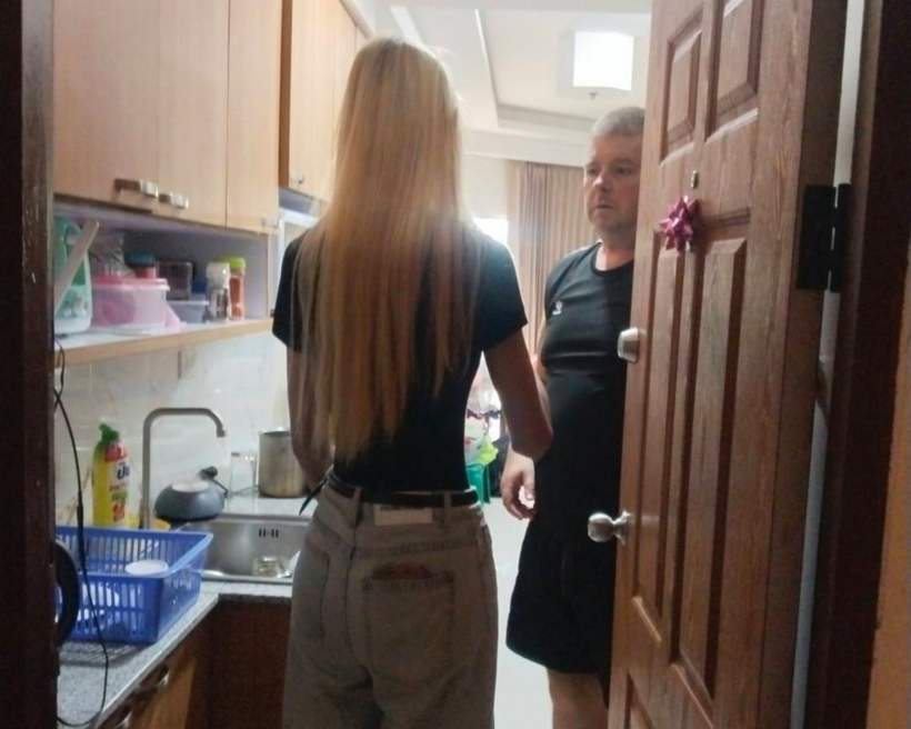 Một người bạn của thiếu nữ Thái Lan Thunchanok Donhomla, nạn nhân bị sát hại, đã đến căn hộ của Simon Peter Carman sau khi báo cáo về việc cô mất tích ở Pattaya (Thái Lan). Ảnh: Guardian.