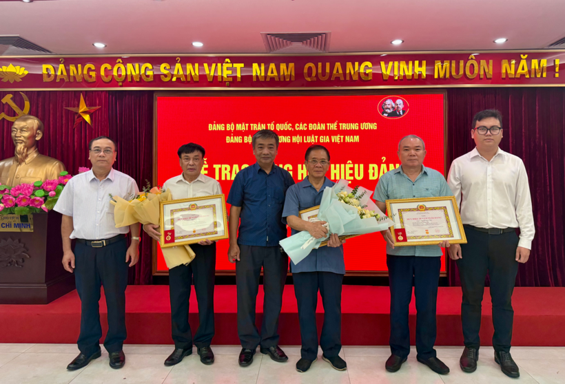 Đại diện Chi bộ tặng hoa chúc mừng.